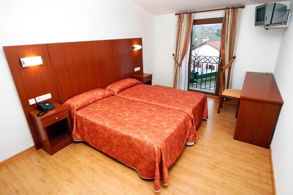 Hotel Agorreta Salinas De Pamplona Room photo