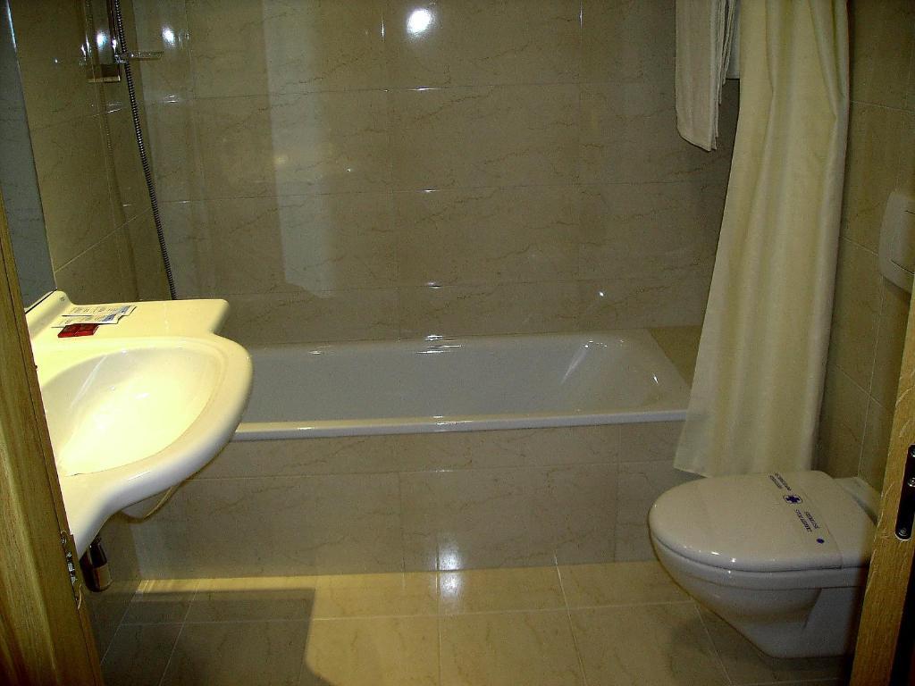 Hotel Agorreta Salinas De Pamplona Room photo